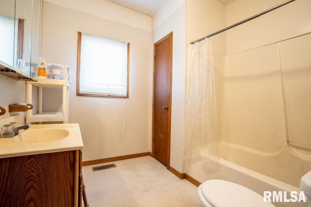 803 S Cockrum Street, Sesser, IL 62884