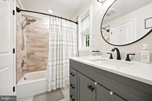 19 NEWINGTON DR, Hatboro, PA 19040