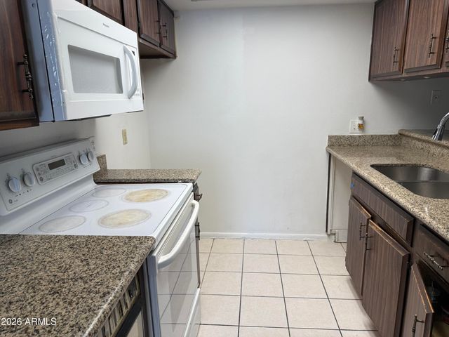 8823 N 8TH Street 101, Phoenix, AZ 85020