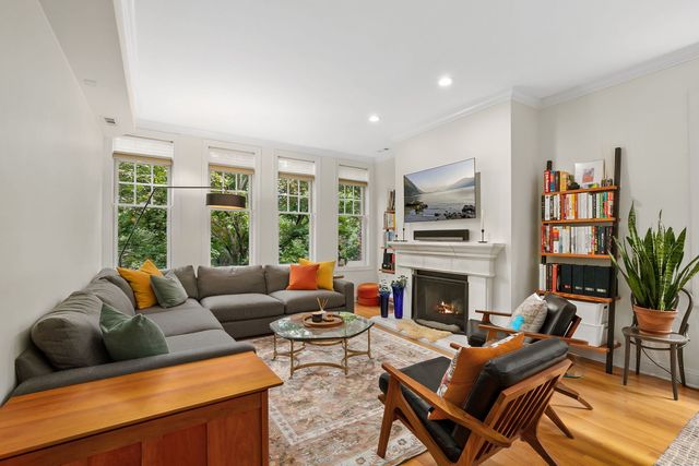 827 W BRADLEY Place 2E, Chicago, IL 60613