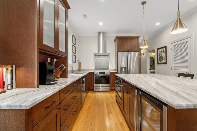 827 W BRADLEY Place 2E, Chicago, IL 60613