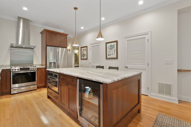 827 W BRADLEY Place 2E, Chicago, IL 60613