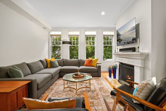 827 W BRADLEY Place 2E, Chicago, IL 60613