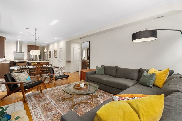 827 W BRADLEY Place 2E, Chicago, IL 60613