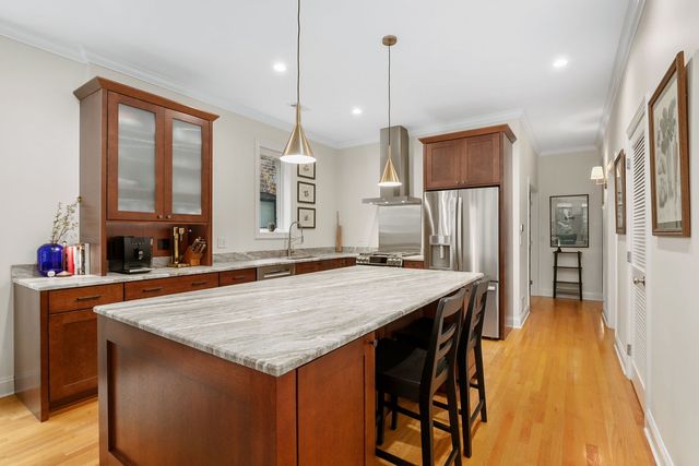 827 W BRADLEY Place 2E, Chicago, IL 60613