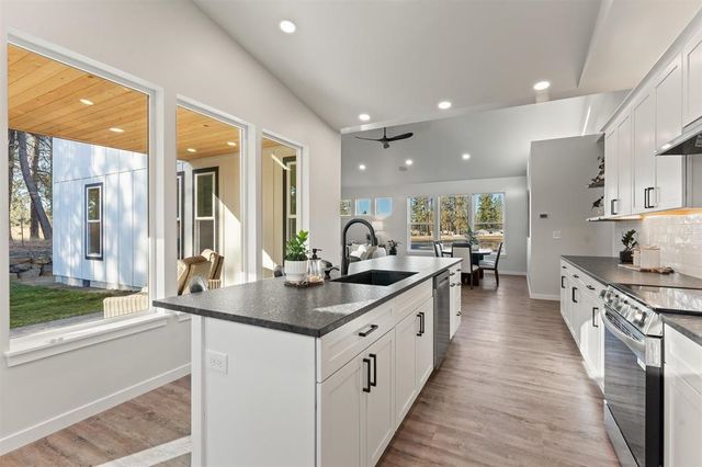 3743 E Nyberg Ln, Mead, WA 99021