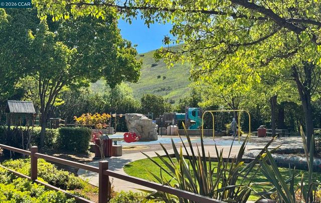 1004 Phoenix St, Danville, CA 94506