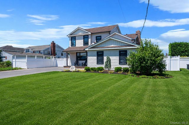 511 Devon Place, West Islip, NY 11795