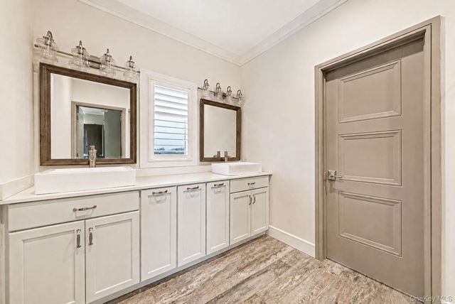 511 Devon Place, West Islip, NY 11795