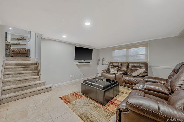 511 Devon Place, West Islip, NY 11795