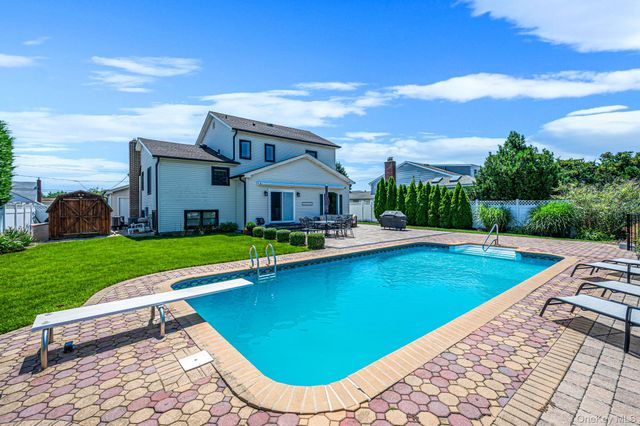 511 Devon Place, West Islip, NY 11795