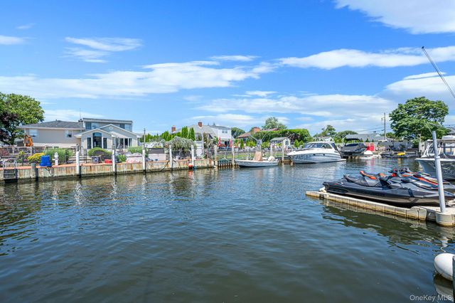 511 Devon Place, West Islip, NY 11795