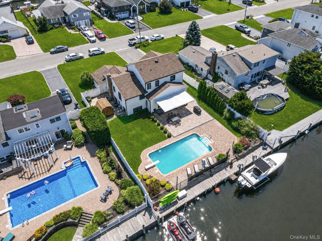 511 Devon Place, West Islip, NY 11795