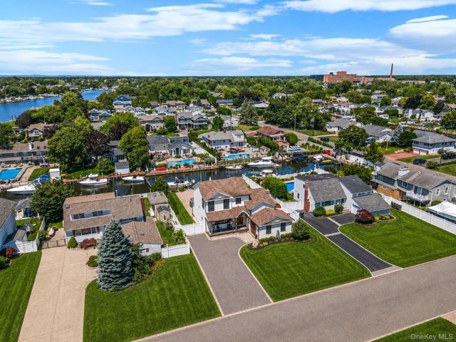 511 Devon Place, West Islip, NY 11795