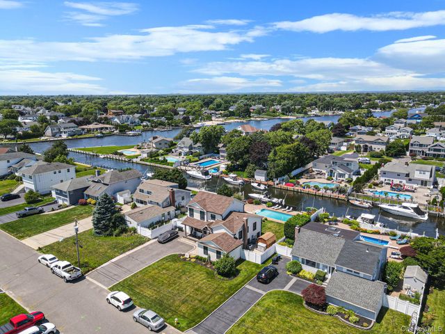 511 Devon Place, West Islip, NY 11795