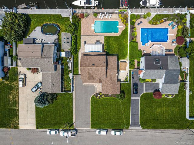 511 Devon Place, West Islip, NY 11795