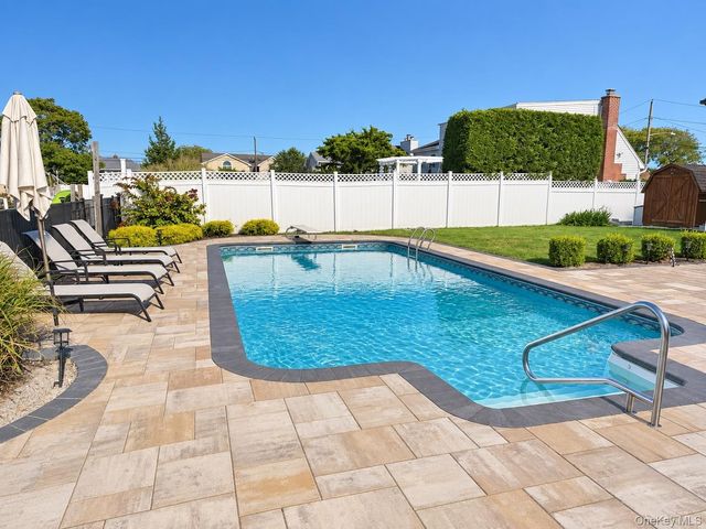 511 Devon Place, West Islip, NY 11795