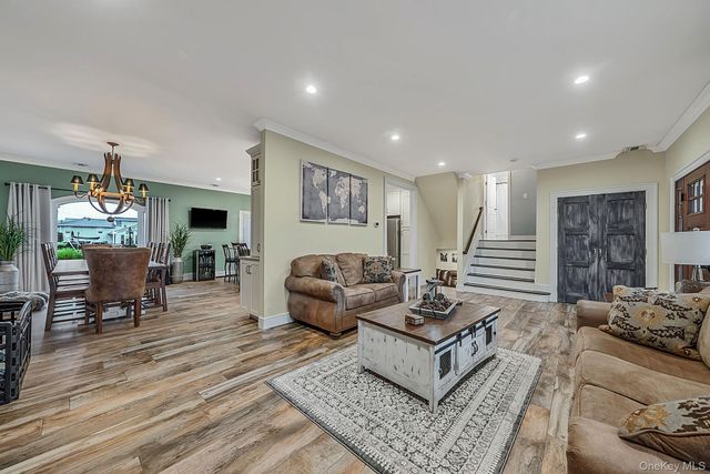 511 Devon Place, West Islip, NY 11795