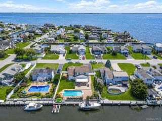 511 Devon Place, West Islip, NY 11795
