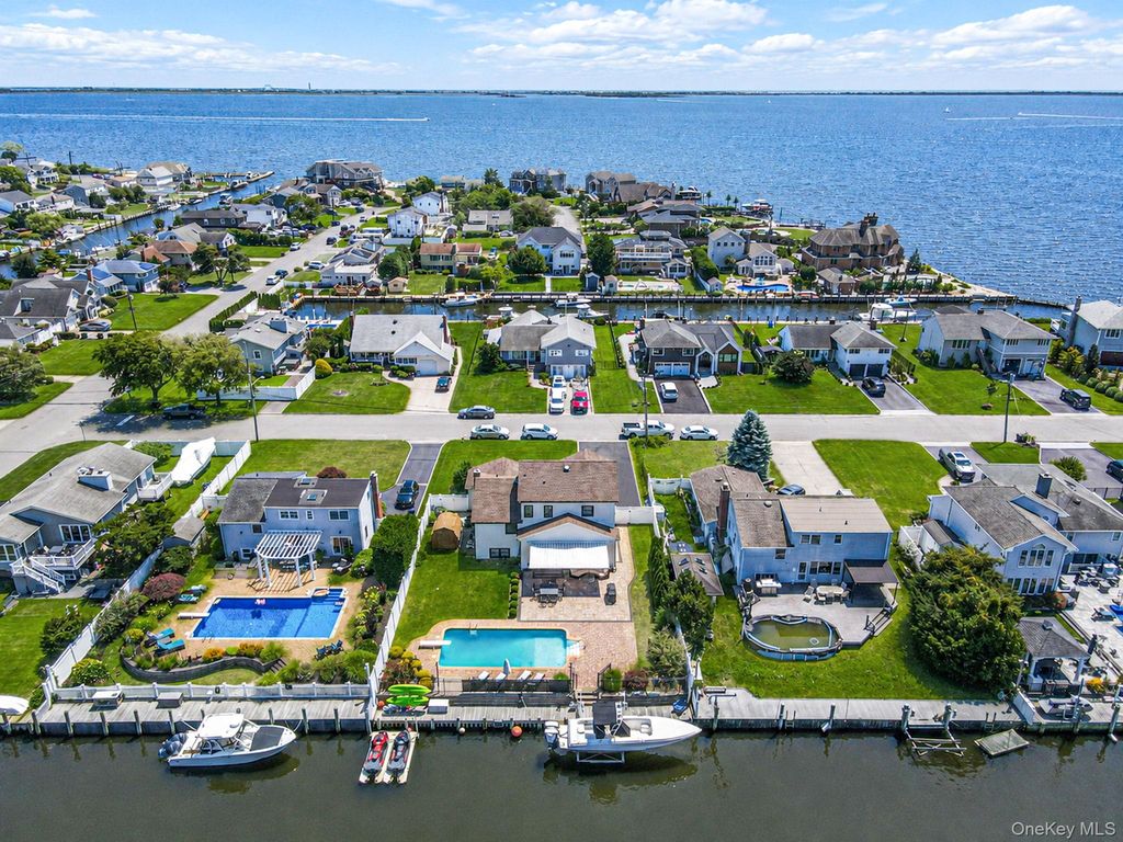 511 Devon Place, West Islip, NY 11795