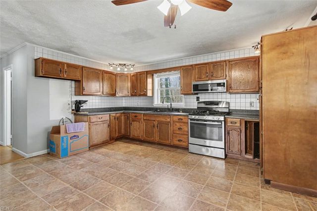 9937 Bacons LN, Gloucester, VA 23061