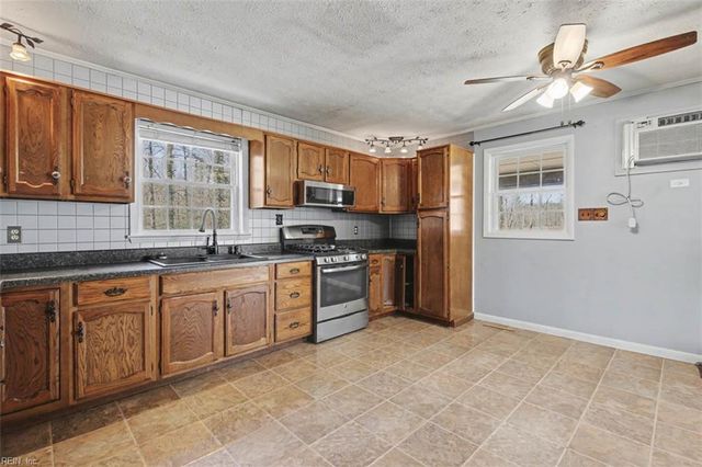 9937 Bacons LN, Gloucester, VA 23061