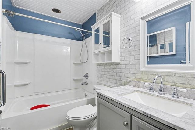 9937 Bacons LN, Gloucester, VA 23061