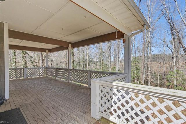 9937 Bacons LN, Gloucester, VA 23061