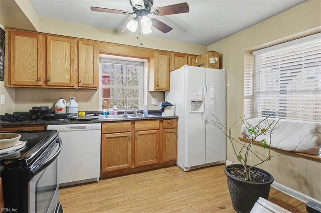 9937 Bacons LN, Gloucester, VA 23061