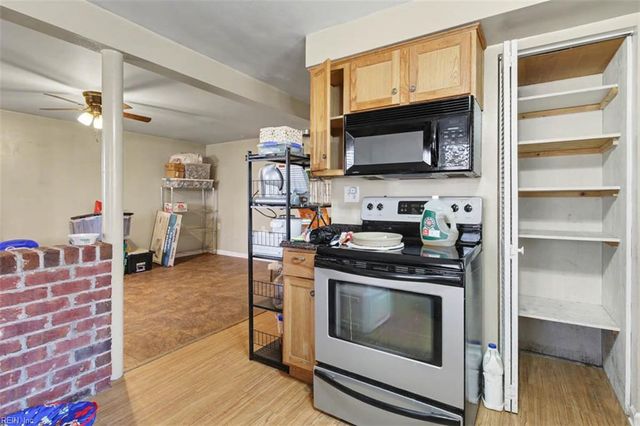 9937 Bacons LN, Gloucester, VA 23061