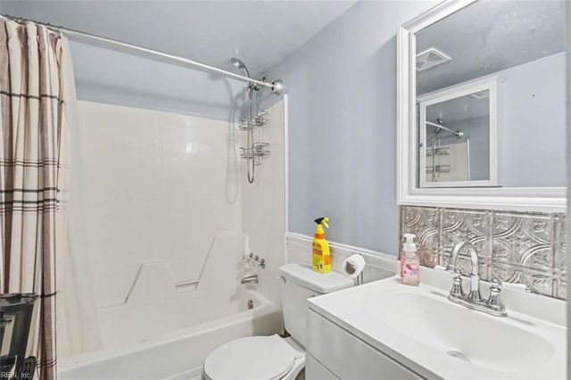 9937 Bacons LN, Gloucester, VA 23061