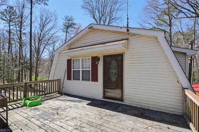 9937 Bacons LN, Gloucester, VA 23061