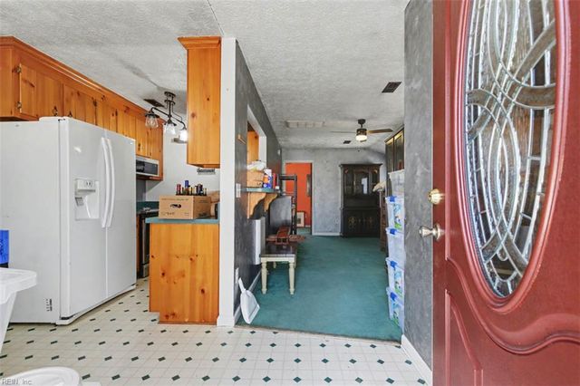 9937 Bacons LN, Gloucester, VA 23061