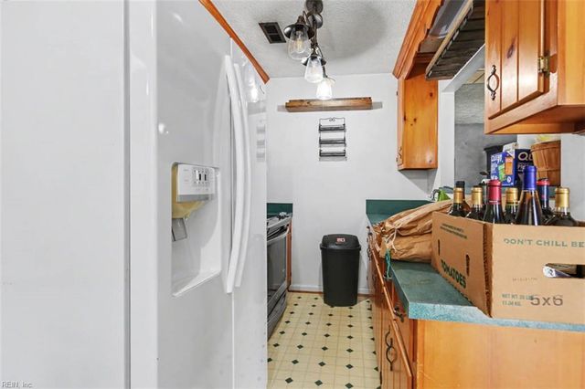 9937 Bacons LN, Gloucester, VA 23061