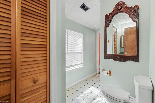 9937 Bacons LN, Gloucester, VA 23061