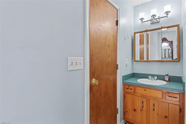 9937 Bacons LN, Gloucester, VA 23061