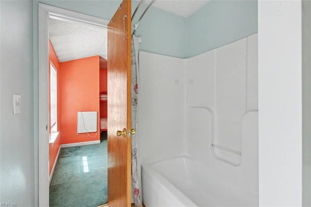 9937 Bacons LN, Gloucester, VA 23061