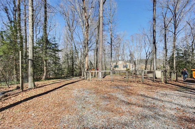 9937 Bacons LN, Gloucester, VA 23061