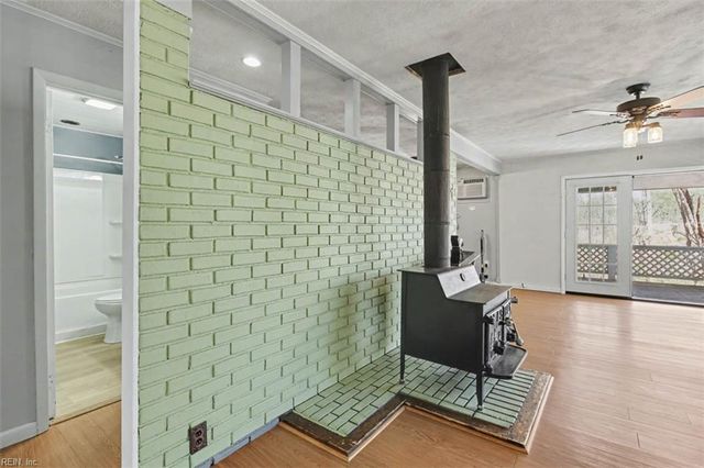 9937 Bacons LN, Gloucester, VA 23061