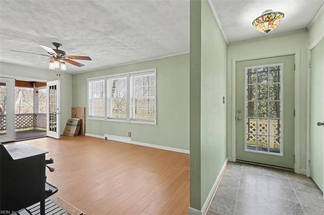 9937 Bacons LN, Gloucester, VA 23061