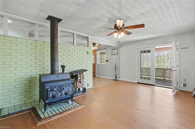 9937 Bacons LN, Gloucester, VA 23061