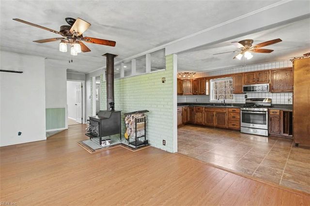 9937 Bacons LN, Gloucester, VA 23061