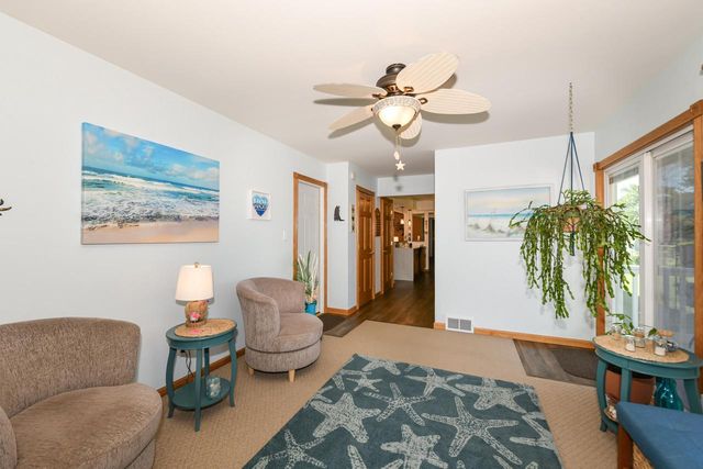 4971 S Jonathan LANE, New Berlin, WI 53151