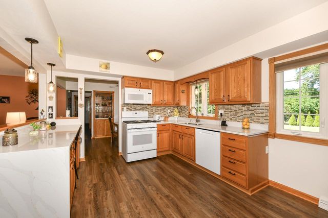 4971 S Jonathan LANE, New Berlin, WI 53151