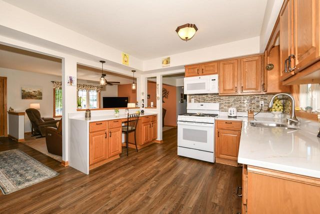 4971 S Jonathan LANE, New Berlin, WI 53151