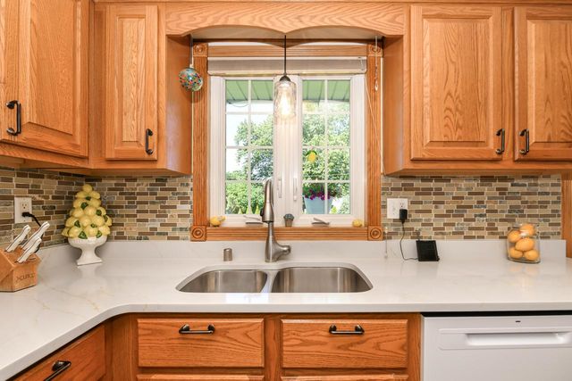 4971 S Jonathan LANE, New Berlin, WI 53151