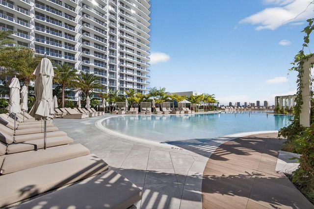 220 Lake Shore Drive 609, Lake Park, FL 33403