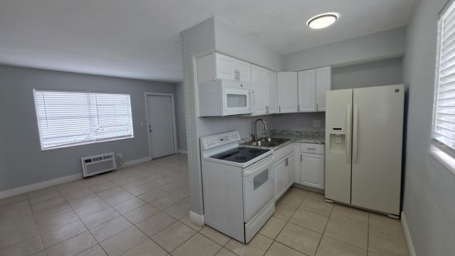 16951 NE 18th Avenue 14, Miami, FL 33162