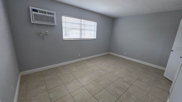 16951 NE 18th Avenue 14, Miami, FL 33162