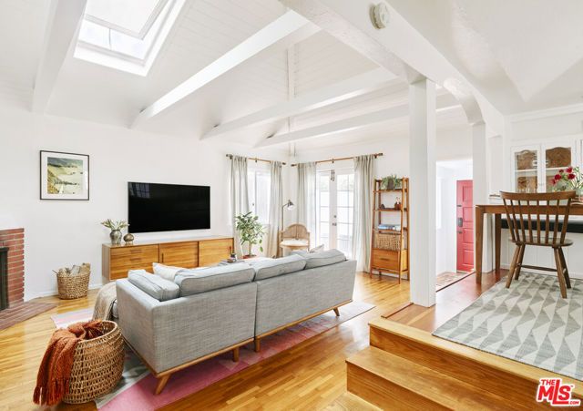 8460 Kirkwood Drive, Los Angeles, CA 90046